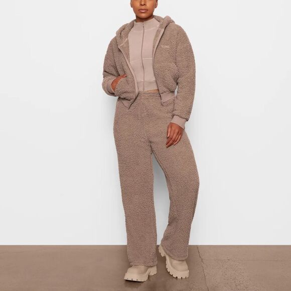 NWT SKIMS desert tan teddy fuzzy high rise straight leg track pants medium - Picture 1 of 8